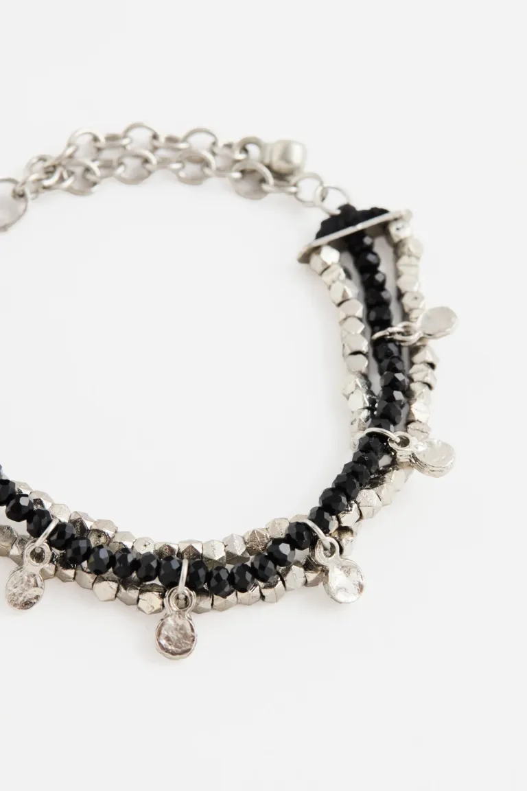 Pulsera de diseño multihilera con cuentas facetadas dijes metálicos colgantes y cadena de ajuste regulable de Rapsodia en Bijouterie para argentina