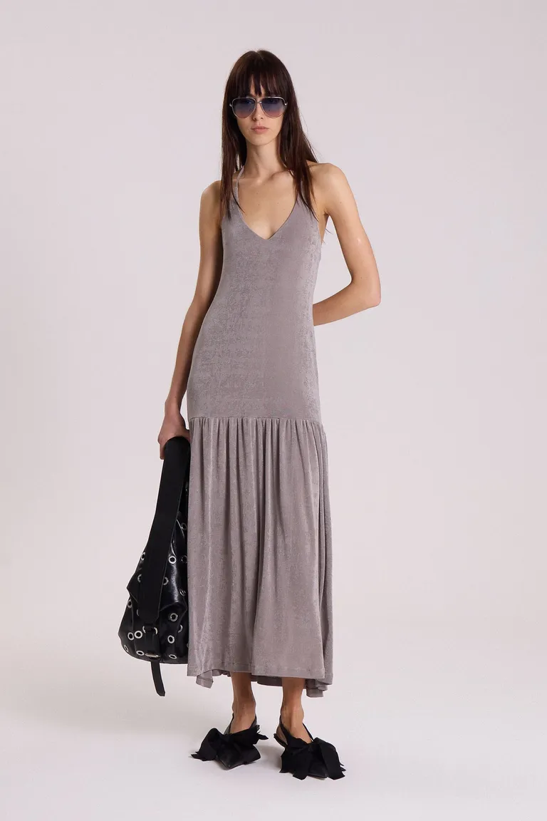 Vestido largo de jersey gris con falda fruncida y espalda abierta de Maria Cher en Vestidos para argentina