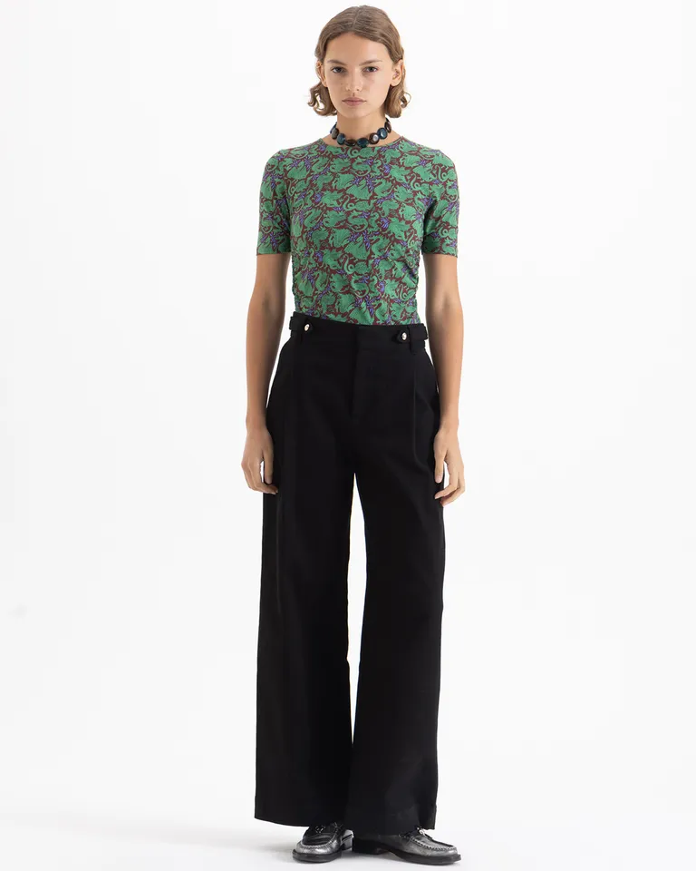 Remera manga corta con escote redondo y detalle de frunces laterales al cuerpo de Jazmin Chebar en Remeras para argentina