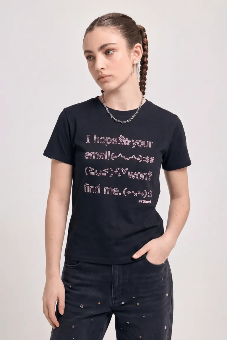 Remera de cuello redondo con estampa de diseño tipográfico y símbolos gráficos frontales de 47 Street en Remeras para argentina