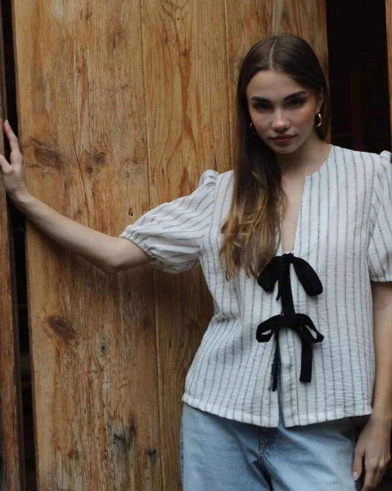 Blusa de lino rayado con lazos decorativos - Moda Mujer Argentina de Hesed en Blusas para argentina