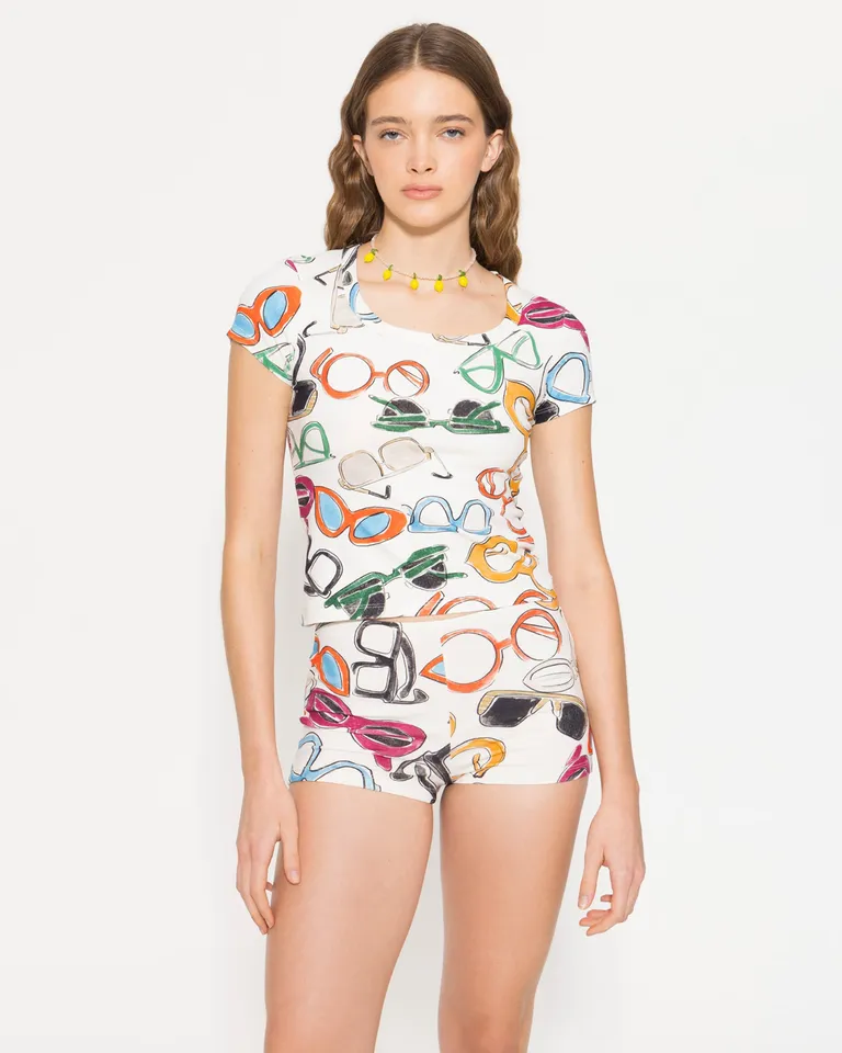 Remera de punto con estampado llamativo y escote amplio para un look casual y moderno de Jazmin Chebar en Remeras para argentina