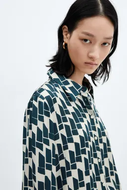 Camisa fluida satinada de Mango en Camisas para argentina