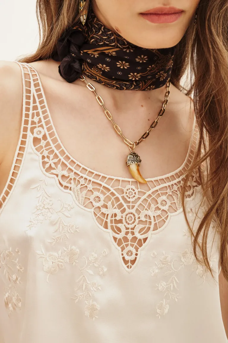 Top de breteles finos con detalles de puntilla calada y bordados decorativos en el escote de Rapsodia en Tops para argentina