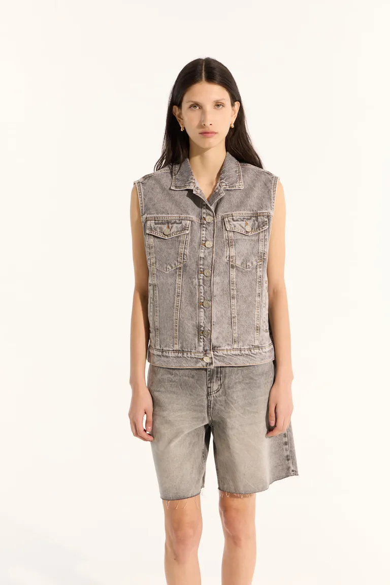 Chaleco de denim over con aditamentos metálicos de color níquel para un look urbano y canchero de Portsaid en Chalecos para argentina