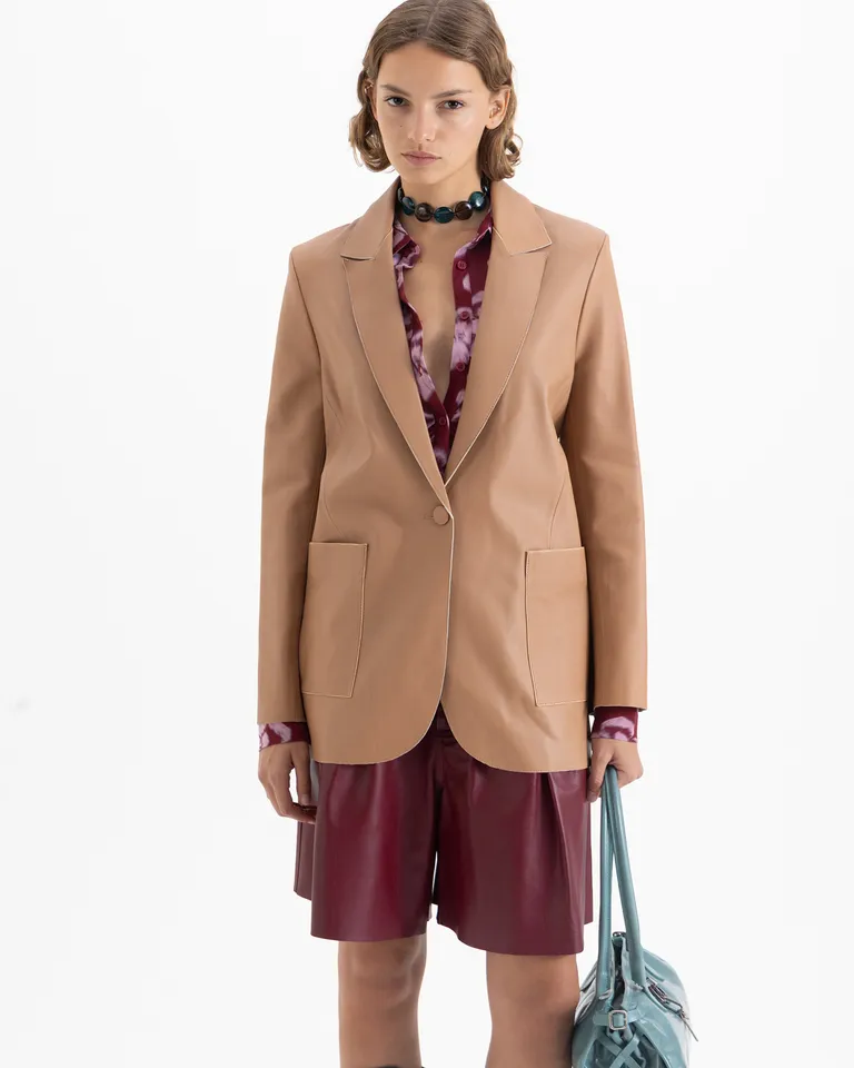Blazer de corte recto con bolsillos aplicados y cierre de botón forrado de Jazmin Chebar en Blazers para argentina