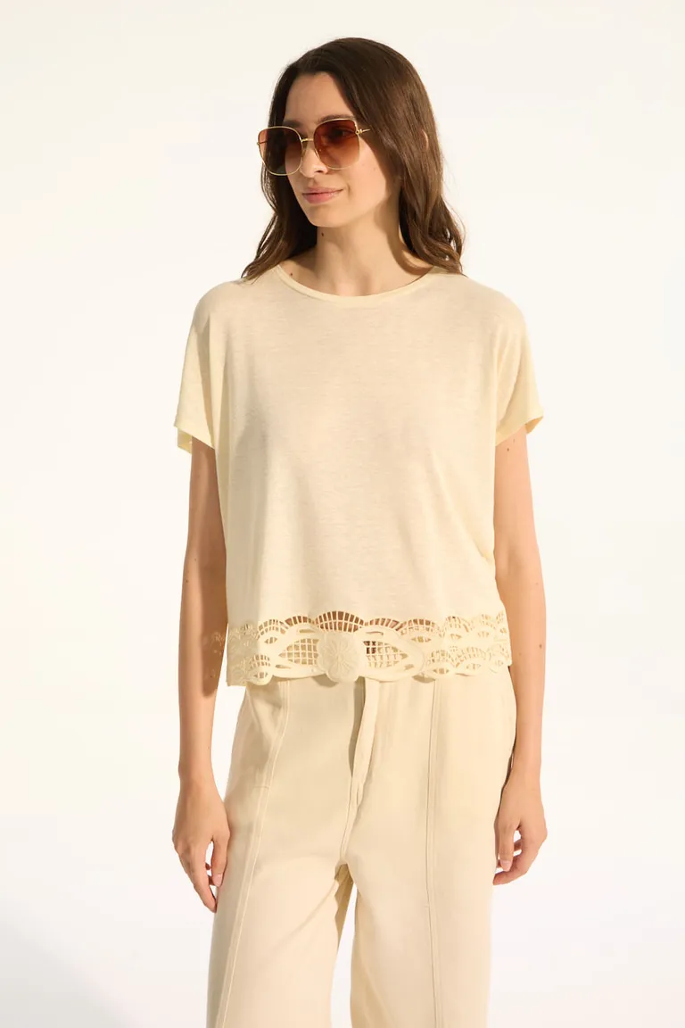 Remera manga corta con bordado, ideal para looks casuales y cómodos de Portsaid en Remeras para argentina