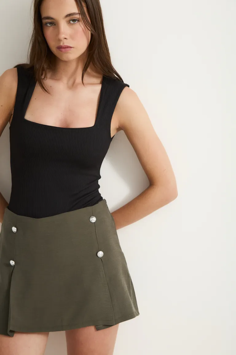 Falda de tiro medio con botones labrados en sarga de Audaz en Faldas para argentina