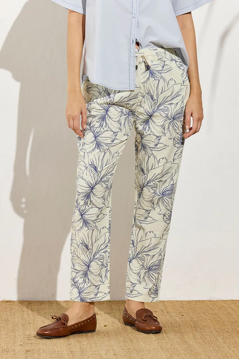 Pantalón de corte holgado con estampado floral, perfecto para un look casual y fresco de Indiastyle en Pantalones para argentina
