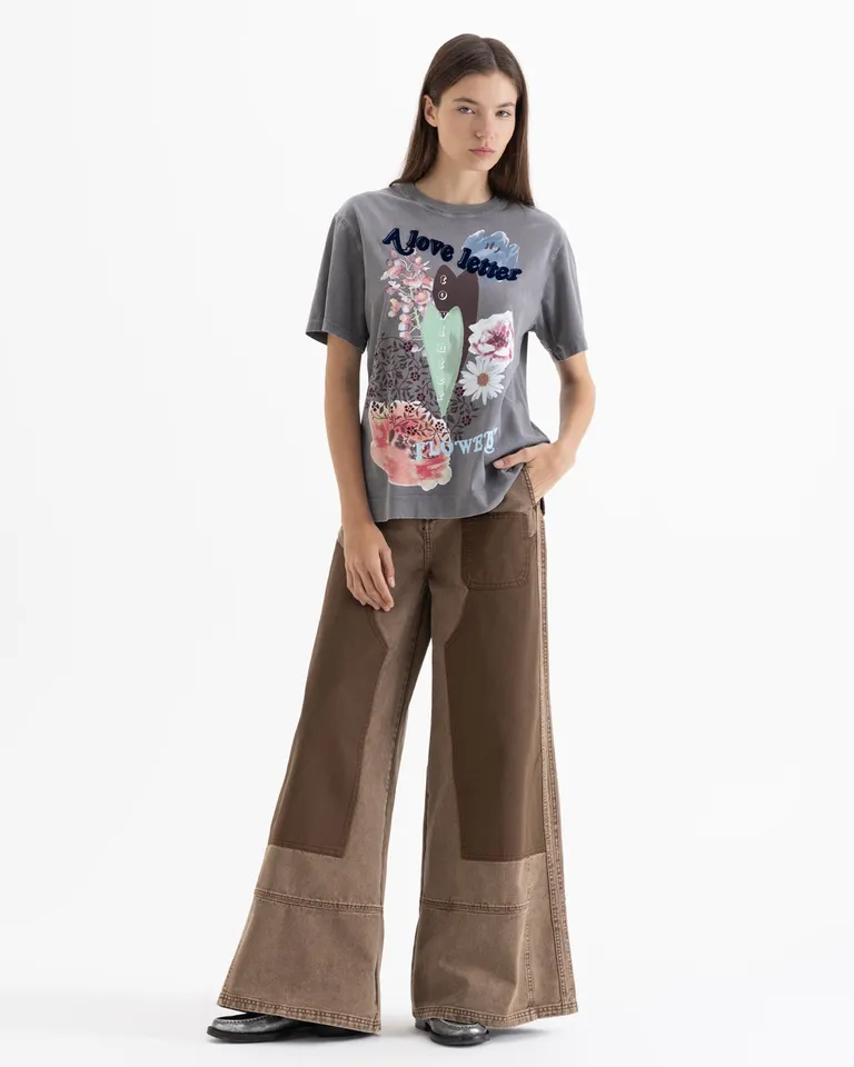 Remera clásica de cuello redondo y manga corta con estampa frontal y bordados en el delantero de Jazmin Chebar en Remeras para argentina