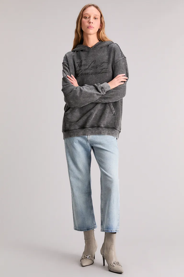 Buzo oversize gris con estampa exclusiva y acabado artesanal de Kosiuko en Buzos y Sweaters para argentina