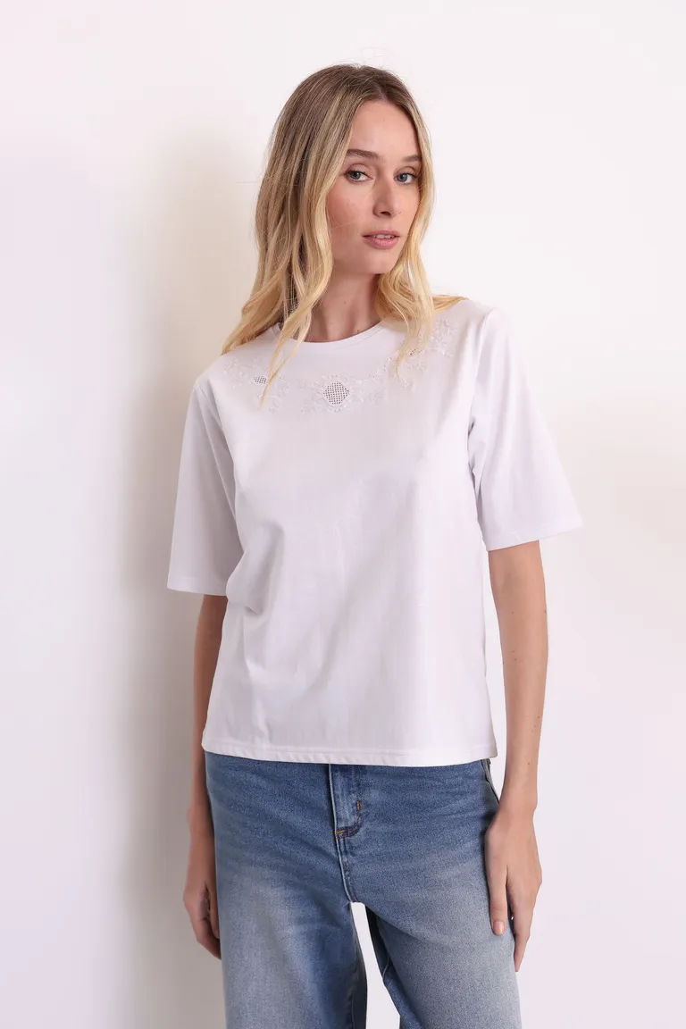 Remera blanca con bordado y aplique, una prenda versátil y de calidad para el armario femenino de Yagmour en Remeras para argentina