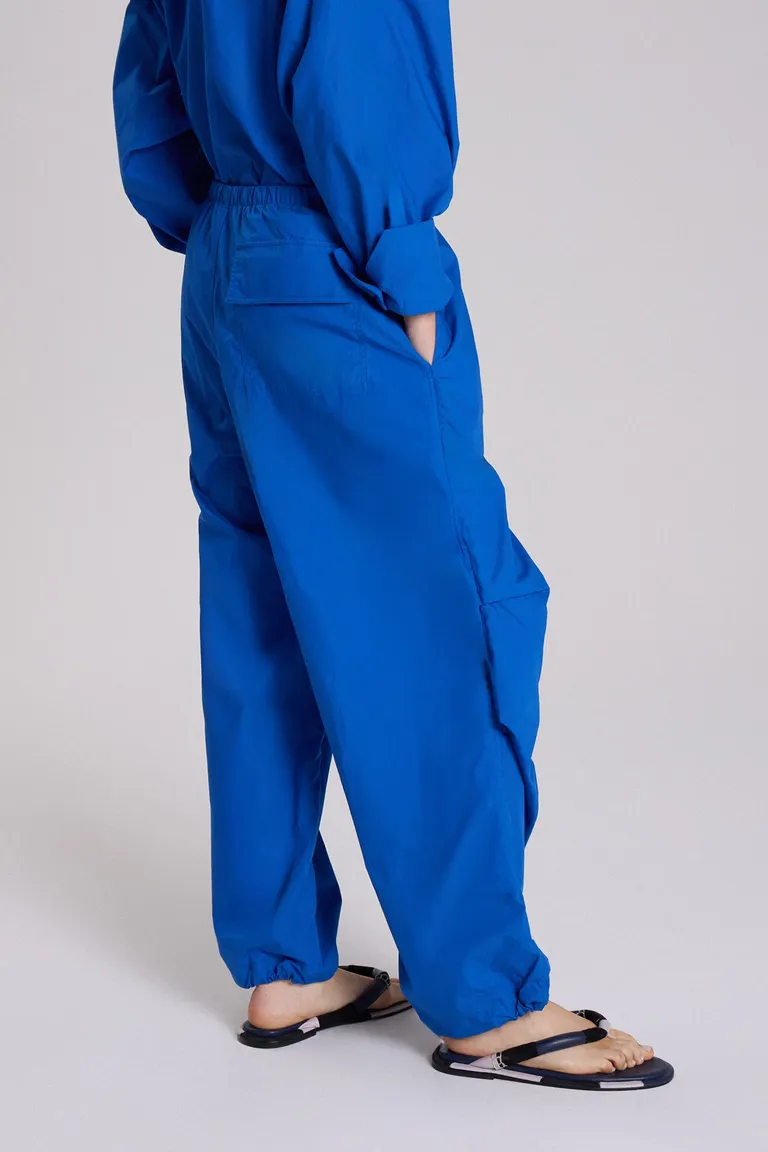 Pantalón parachute de algodón 100% en corte babucha amplio y versátil de Maria Cher en Pantalones para argentina