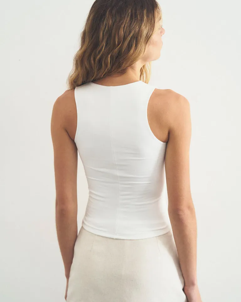 Top básico de escote redondo y delantero doble en color blanco de Sky en Tops para argentina