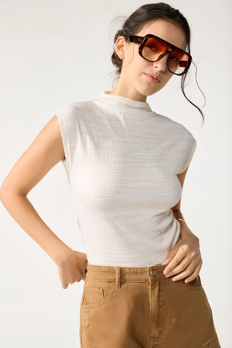 Remera Básica de Punto con Fruncidos Sutiles en Estilo Ajustado de Cuesta Blanca en Remeras para argentina