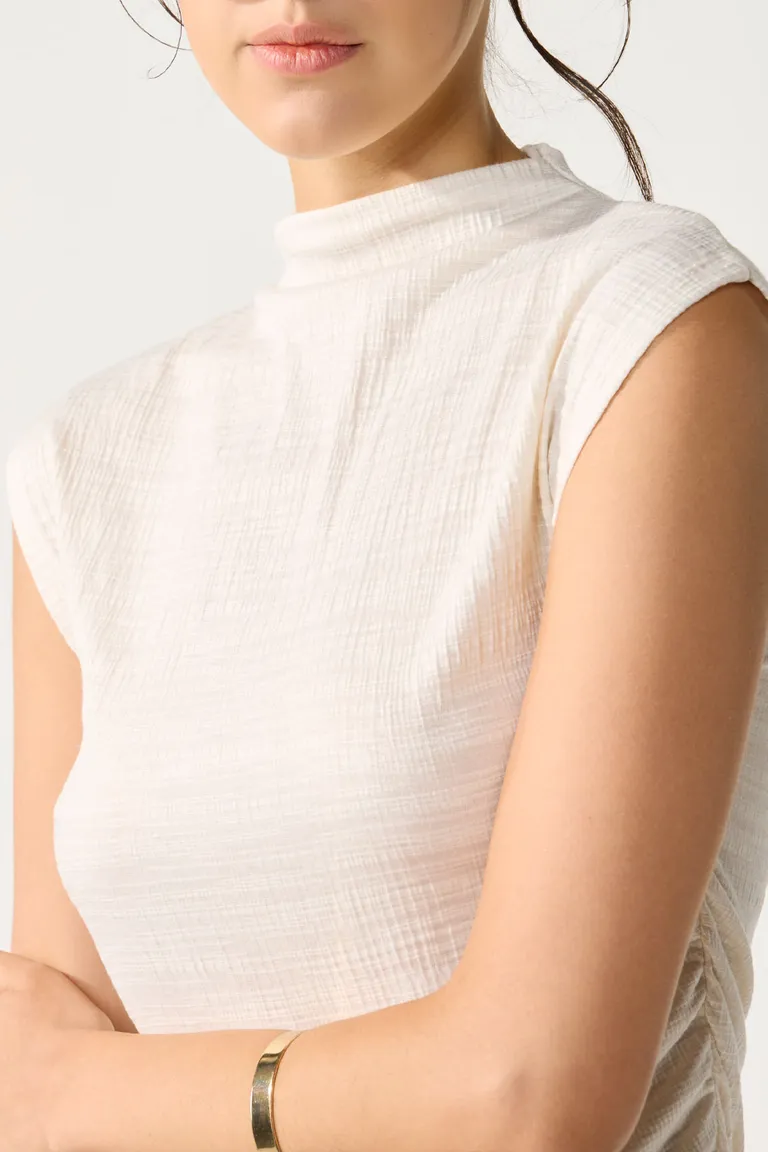 Remera Básica de Punto con Fruncidos Sutiles en Estilo Ajustado de Cuesta Blanca en Remeras para argentina