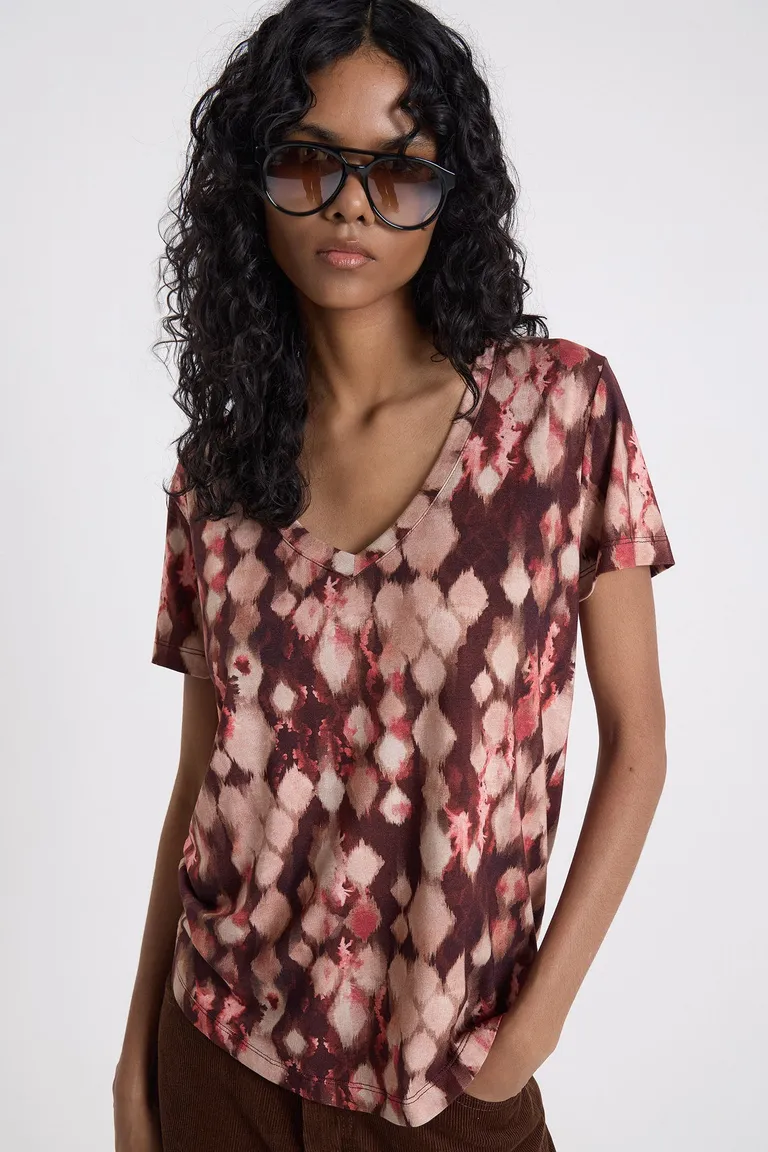 Remera de mujer con escote en V y diseño estampado de Maria Cher en Remeras para argentina