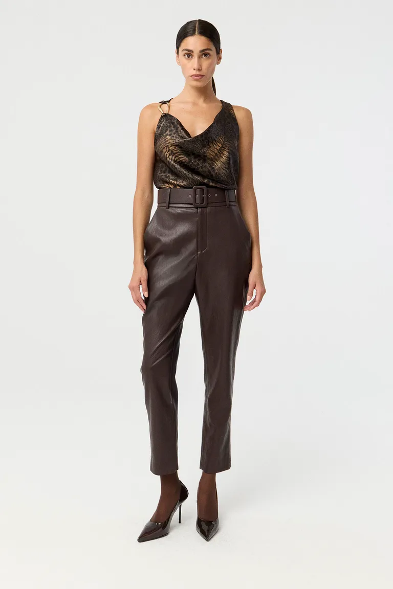 Top sin mangas con escote asimétrico y detalle de hebilla metálica en bretel de Markova en Tops para argentina