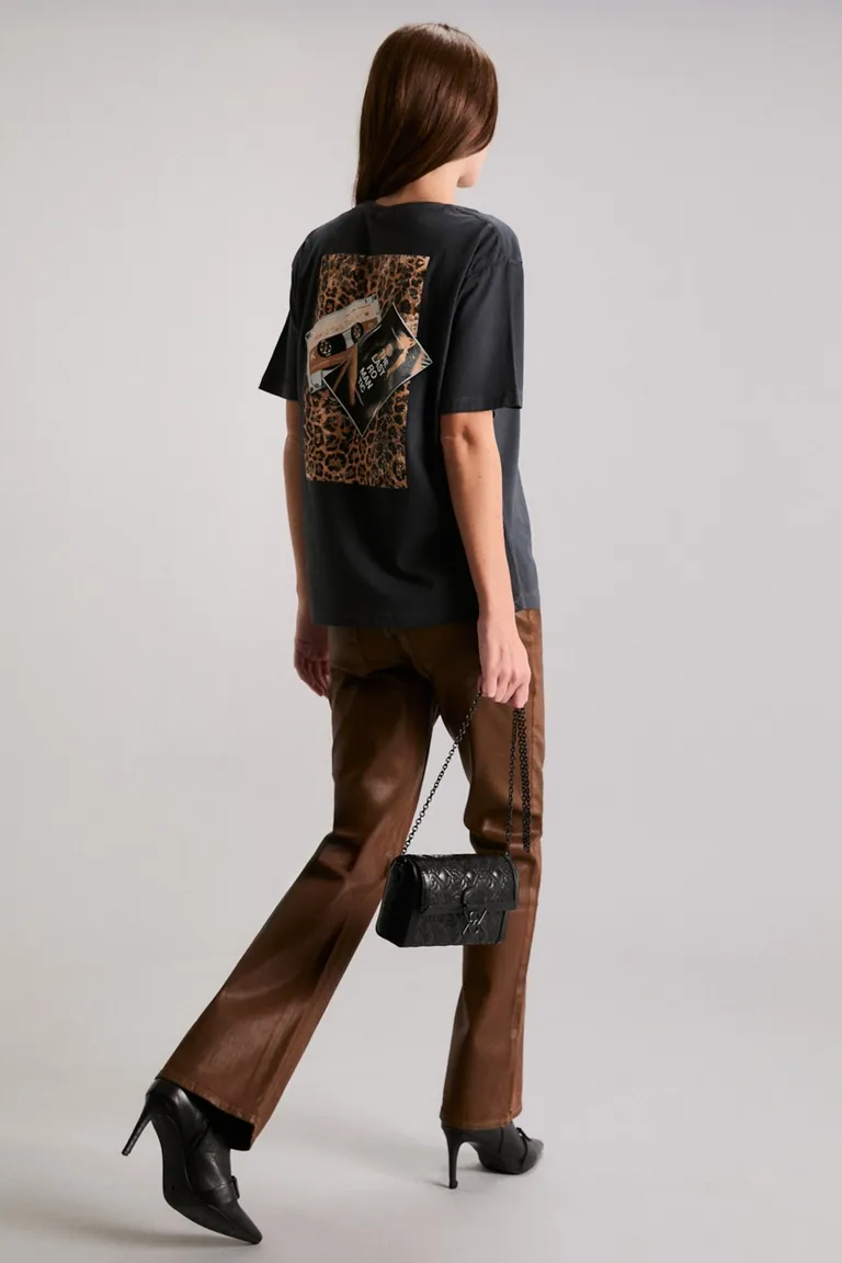 Remera de algodón con estampa exclusiva y diseño de corte regular para mujer de Kosiuko en Remeras para argentina