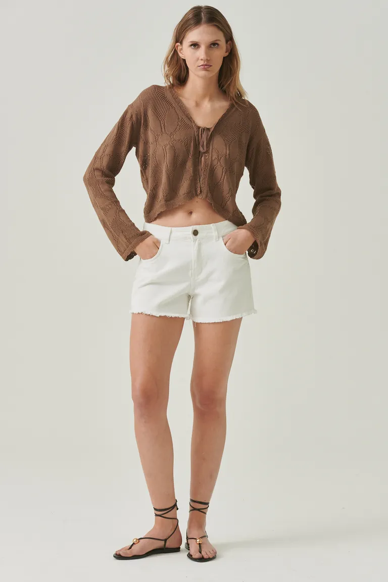 Short de denim blanco con ruedo desflecado, un básico esencial para el día a día de Sweet en Shorts para argentina