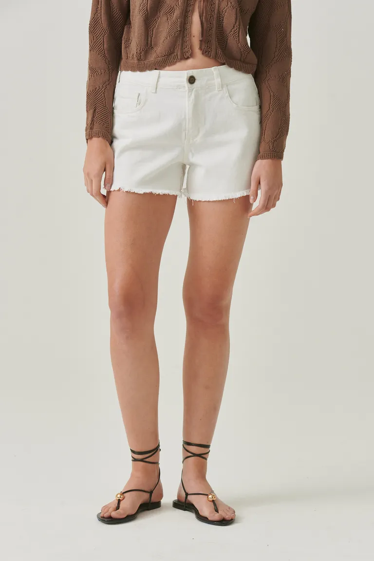 Short de denim blanco con ruedo desflecado, un básico esencial para el día a día de Sweet en Shorts para argentina