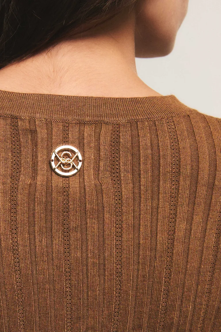 Sweater de tejido acanalado con cuello redondo, manga larga y calce al cuerpo con diseño calado de Kosiuko en Buzos y Sweaters para argentina