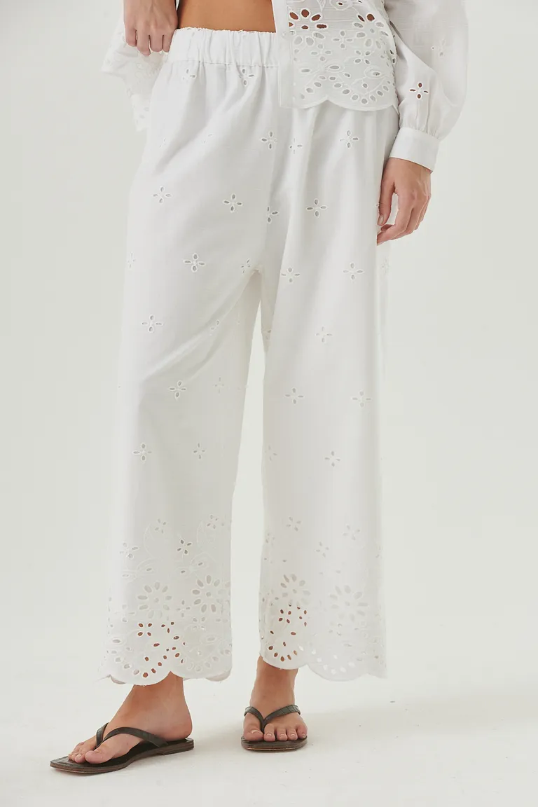 Pantalón amplio y cómodo con bordado calado y terminación festoneada en cintura elástica de Sweet en Pantalones para argentina