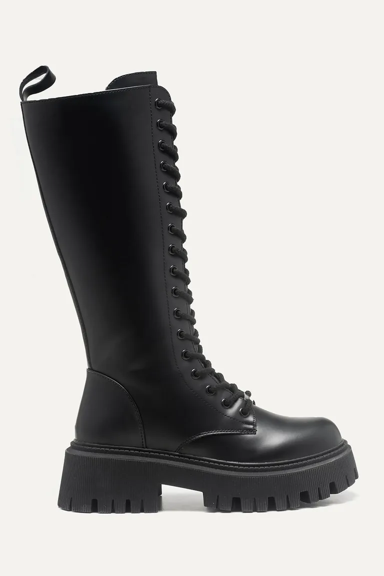 Borcegos de símil cuero negro con cordones y plataforma larga hasta la rodilla de 47 Street en Botas y Botinetas para argentina