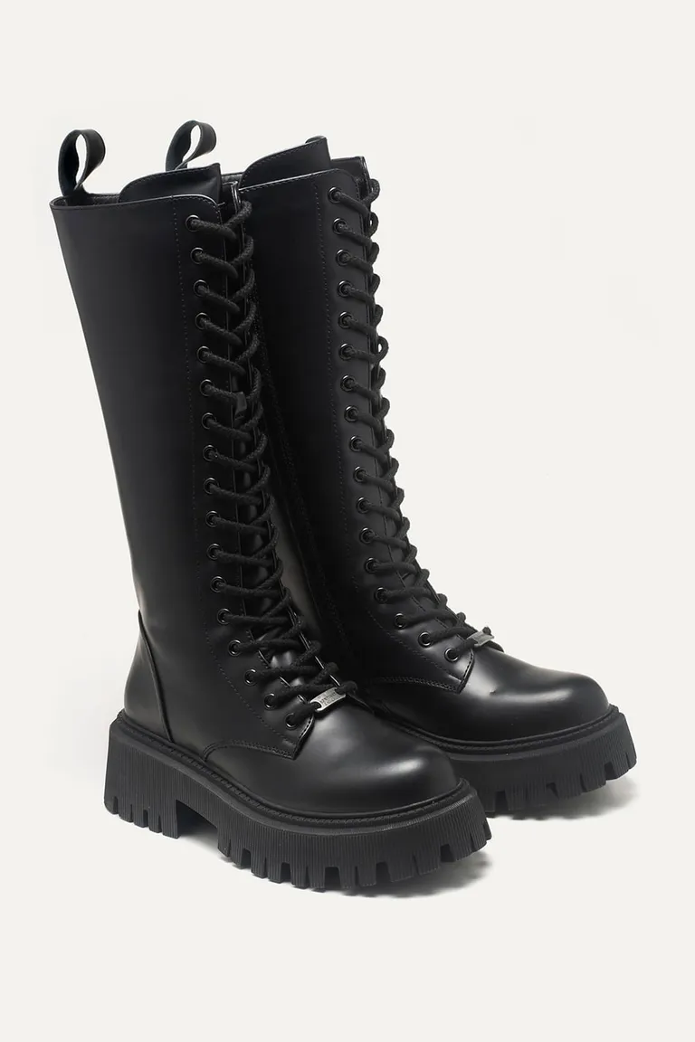 Borcegos de símil cuero negro con cordones y plataforma larga hasta la rodilla de 47 Street en Botas y Botinetas para argentina