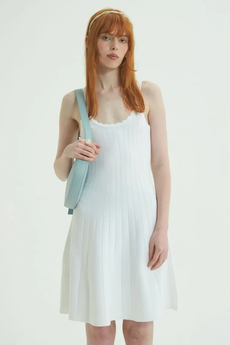 Vestido blanco con detalles en el escote, ideal para un look casual pero sofisticado de Las Pepas en Vestidos para argentina