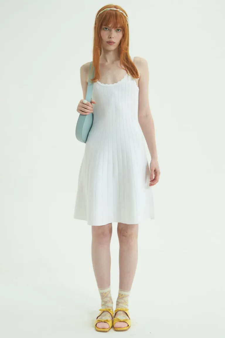 Vestido blanco con detalles en el escote, ideal para un look casual pero sofisticado de Las Pepas en Vestidos para argentina