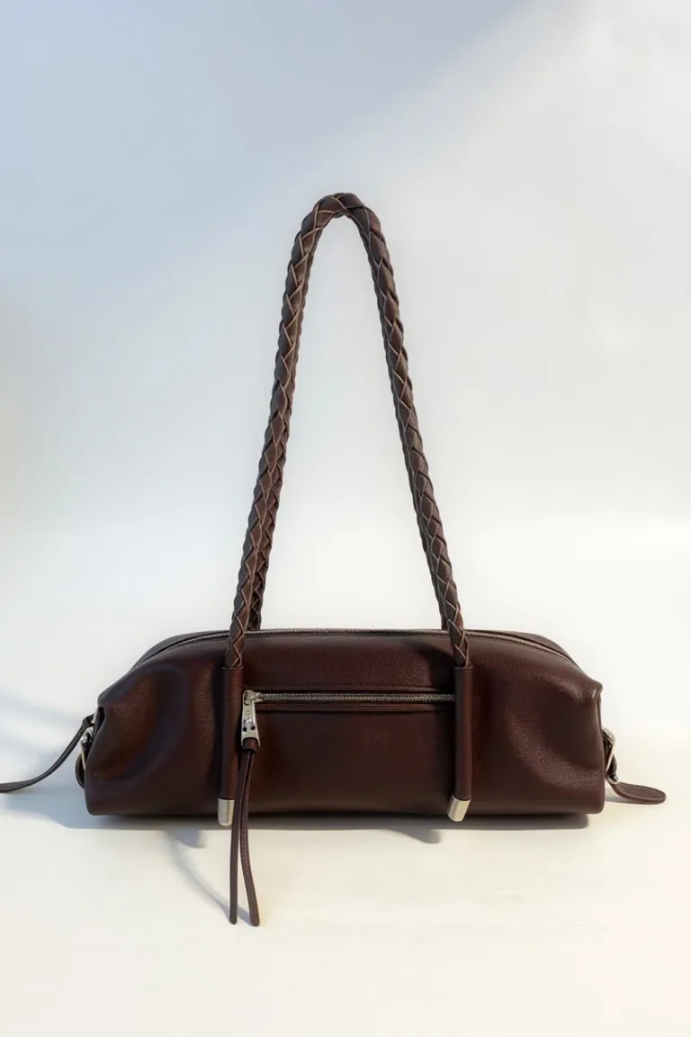 Minibag de cuero marrón con correa trenzada y cierre de cremallera de Maria Cher en Bolsos y Carteras para argentina