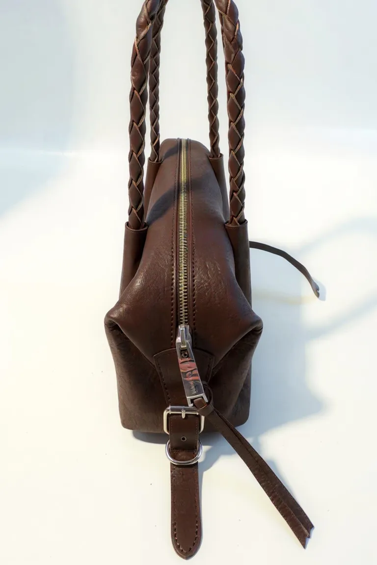 Minibag de cuero marrón con correa trenzada y cierre de cremallera de Maria Cher en Bolsos y Carteras para argentina