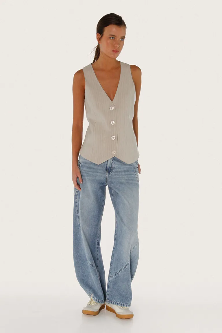 Chaleco sastrero largo con lazo regulable en cintura y botones personalizados hasta la cadera de Sofia Sarkany en Chalecos para argentina