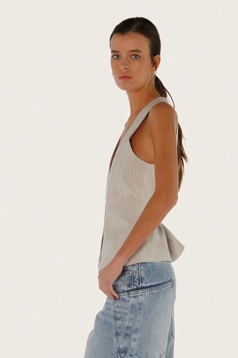 Chaleco sastrero largo con lazo regulable en cintura y botones personalizados hasta la cadera de Sofia Sarkany en Chalecos para argentina