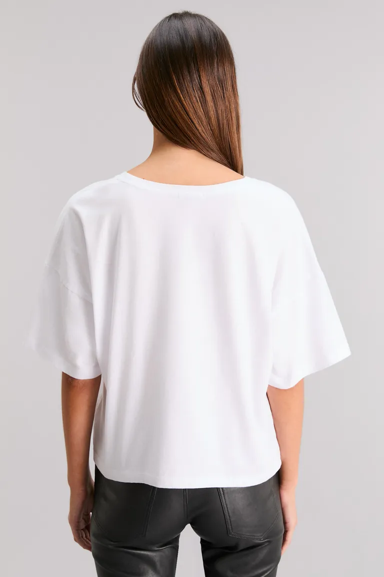 Remera blanca con gráfico impactante para mujer - Diseño exclusivo y estilo urbano de Kosiuko en Remeras para argentina