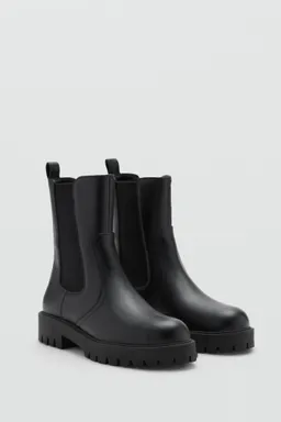 Botines chelsea suela track de Mango en Botas y Botinetas para argentina