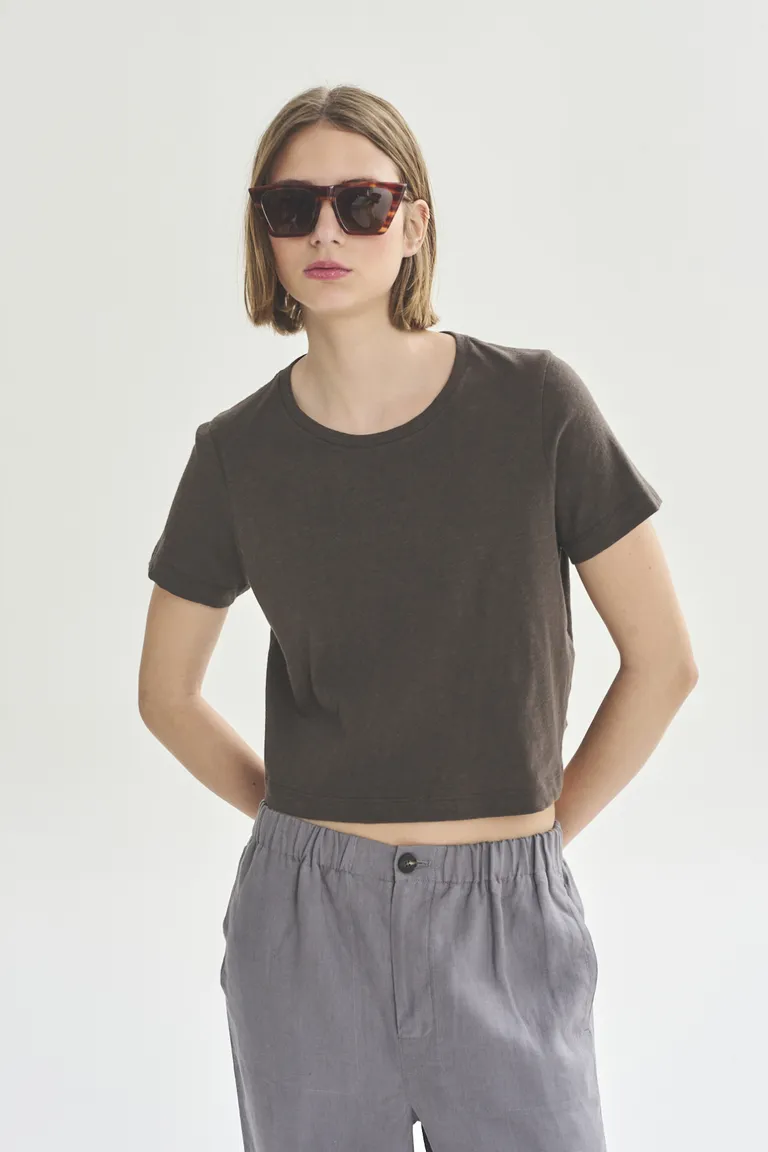 Remera negra de corte ajustado, una prenda esencial en el guardarropa femenino de Akiabara en Remeras para argentina