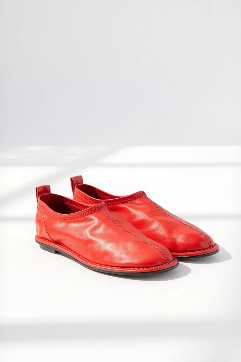 Elegantes zapatos de bailarina de cuero rojo, súper cómodos y versátiles de Maria Cher en Ballerinas para argentina