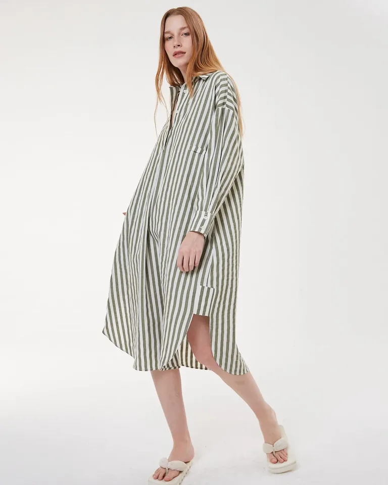 Vestido largo estilo túnica camisera con diseño a rayas verticales y cuello clásico de Furzai en Túnicas para argentina