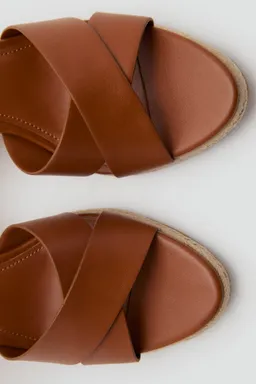 Sandalia cuña tiras cruzadas de Mango en Sandalias para argentina
