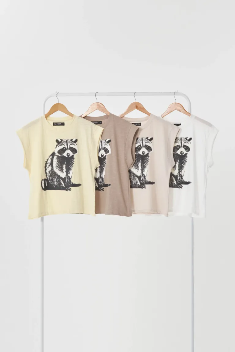 Remera con estampado de mapache - Prenda casual y stylizada para mujeres de Apricot en Remeras para argentina