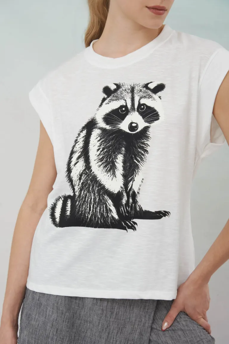 Remera con estampado de mapache - Prenda casual y stylizada para mujeres de Apricot en Remeras para argentina