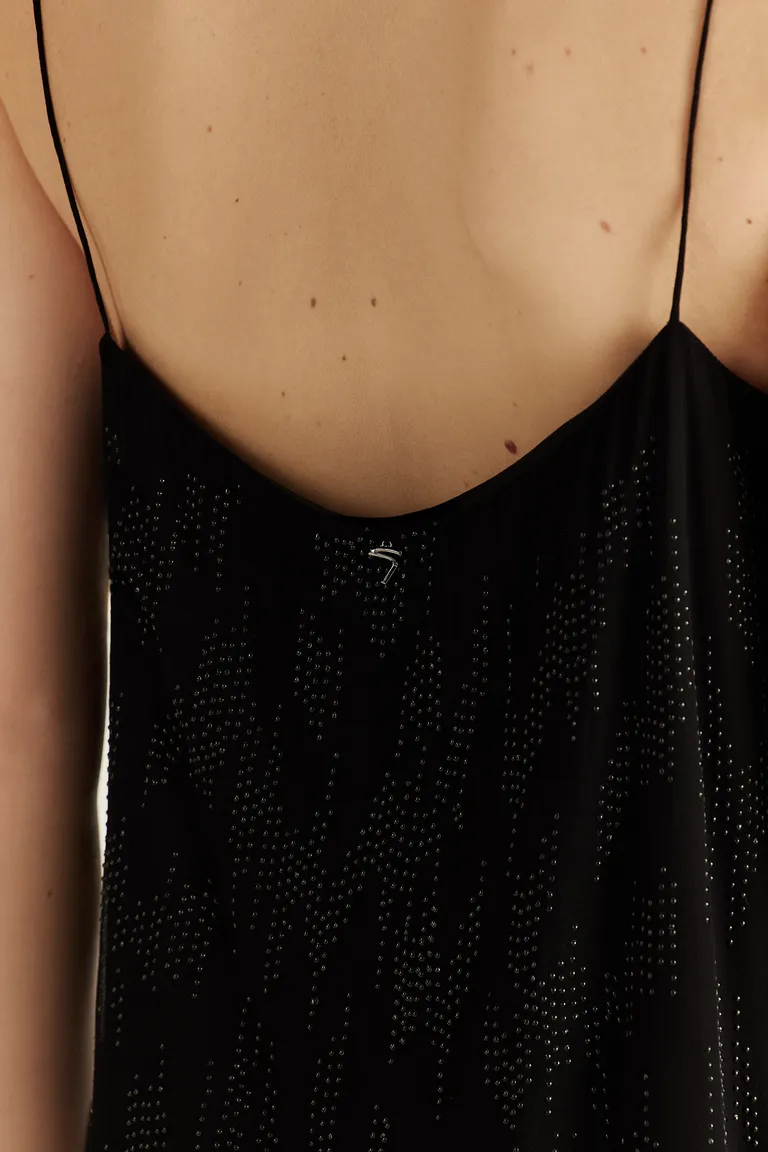 Vestido de gasa crepé con tachas bombé, silueta fluida y elegante de Tucci en Vestidos para argentina