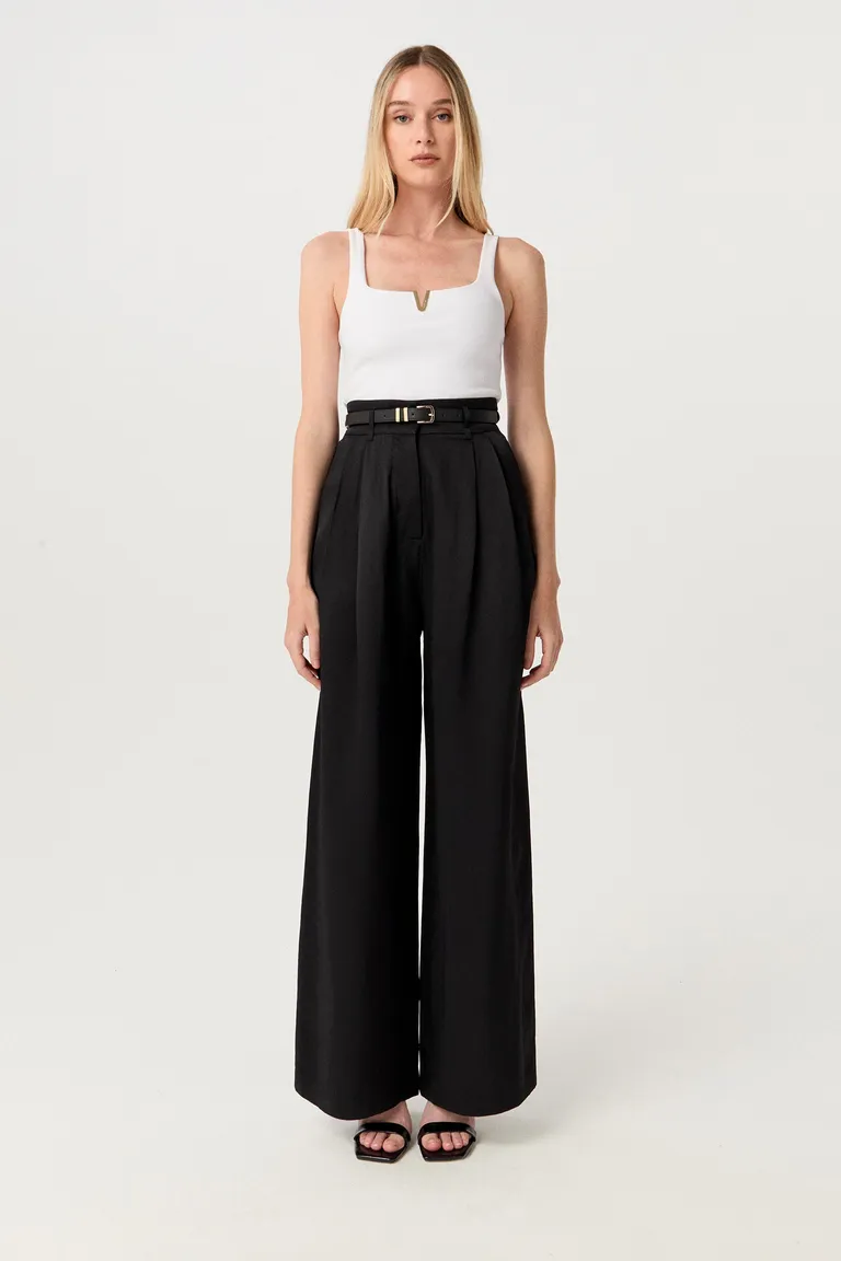 Top negro de corte anatómico y escote cuadrado perfecto para diferentes estilos de Markova en Tops para argentina