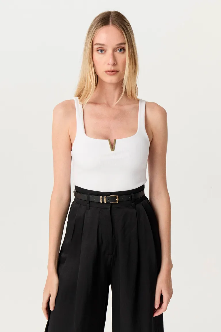 Top negro de corte anatómico y escote cuadrado perfecto para diferentes estilos de Markova en Tops para argentina