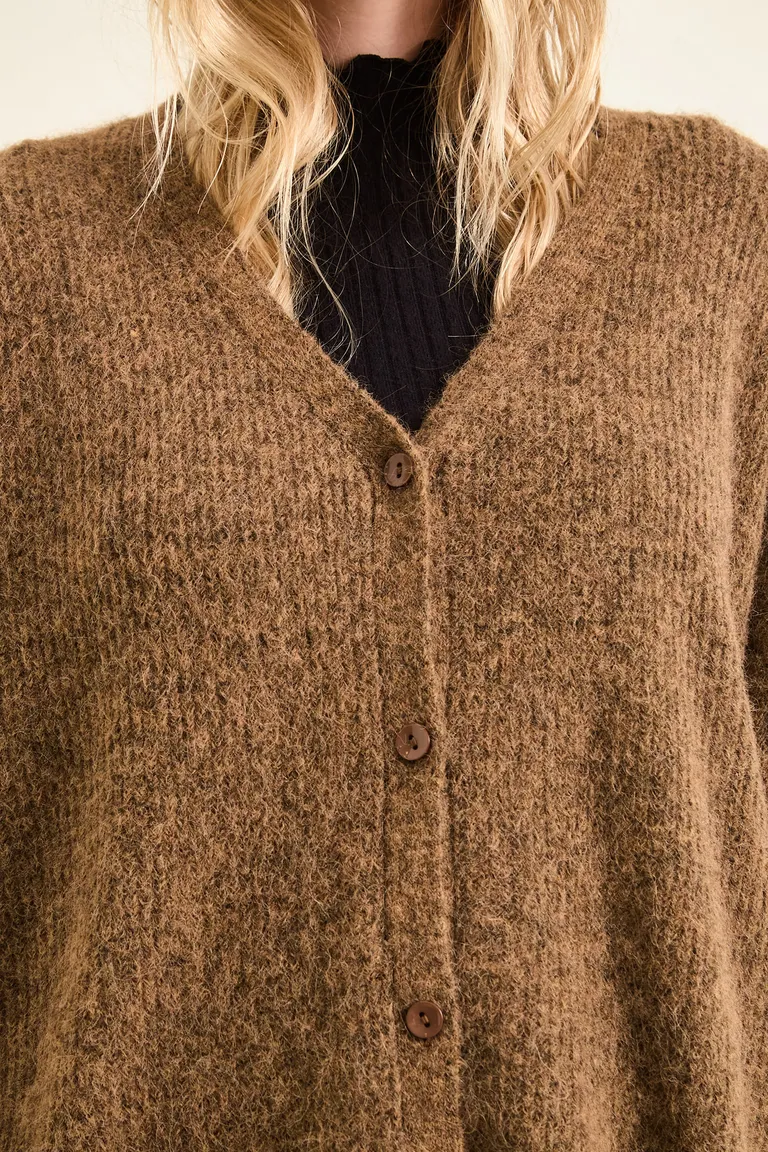 Cardigan tejido con escote en V, aberturas laterales y cierre frontal con botones de Cuesta Blanca en Buzos y Sweaters para argentina