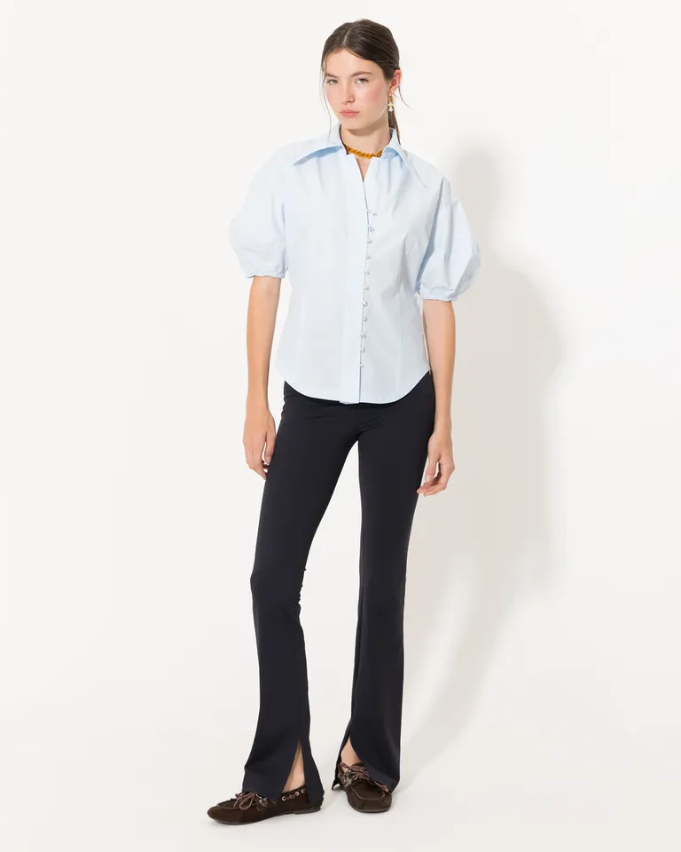Pantalón negro de corte entallado con detalles laterales para un look moderno y sofisticado de Jazmin Chebar en Pantalones para argentina