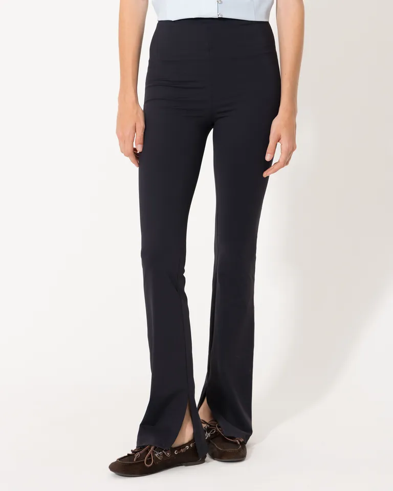 Pantalón negro de corte entallado con detalles laterales para un look moderno y sofisticado de Jazmin Chebar en Pantalones para argentina