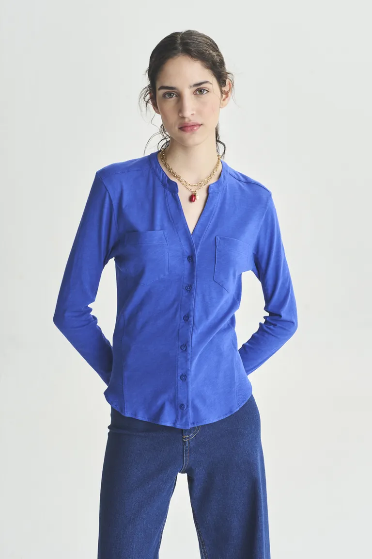 Camisa de mujer de manga larga en color azul intenso de Akiabara en Camisas para argentina